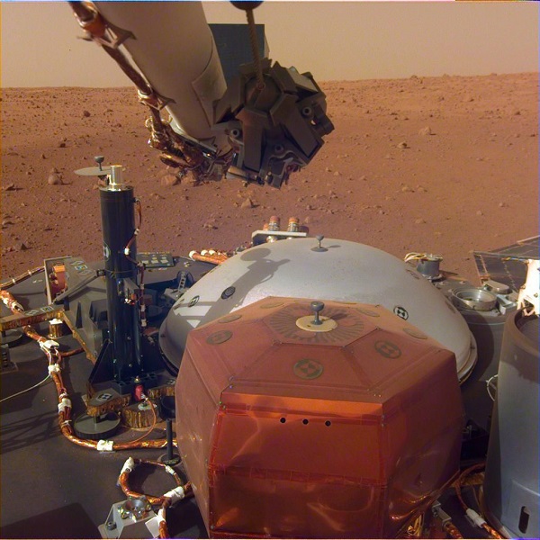 洞察号火星探测器传回初检照片 或在数月后正式投入工作