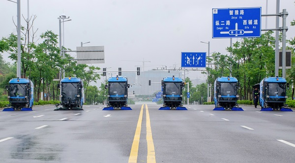 湘江智能L4级智能环卫车集中交付 聚力打造全国首个智能环卫商用示范区