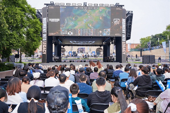 与Z世代同频共振！雷鸟显示器亮相英雄联盟校园嘉年华，携手深耕电竞生态